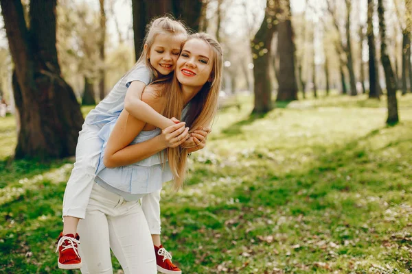 Elegantní matka s roztomilou dcerou — Stock fotografie