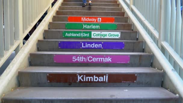 Σικάγο, Ιλινόις, ΗΠΑ 20 Απριλίου, 2019-κορίτσι που περπατάει πάνω και κάτω σκάλες στο μετρό — Αρχείο Βίντεο