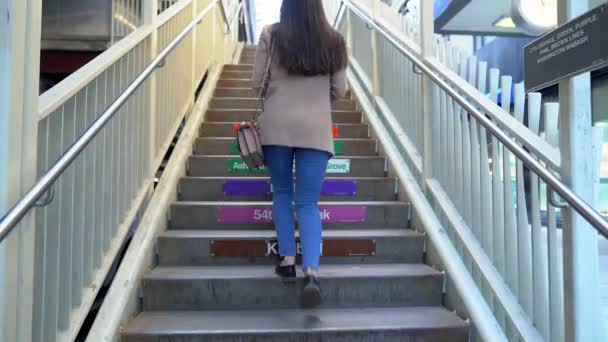 Чикаго, штат Иллинойс, США 20 апреля 2019 года - девушка, идущая вверх и вниз по лестнице в метро — стоковое видео