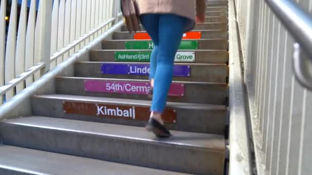 Chicago, Illinois, USA april 20, 2019-flicka gå upp och ner för trappor till tunnelbanan — Stockvideo