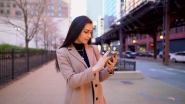 Telefonda yazan kadının videosu