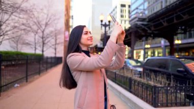 Telefonda yazan kadının videosu