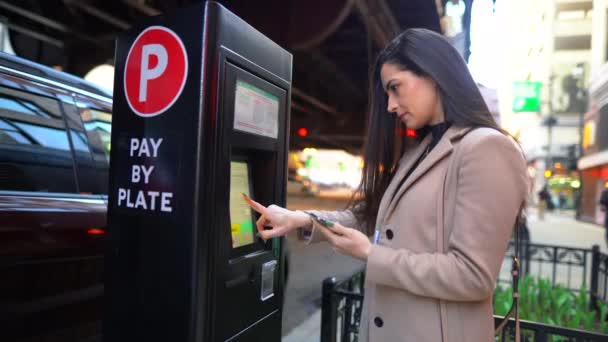 Tjej som betalar för parkering på parkeringsautomaten — Stockvideo