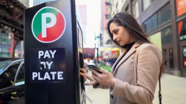 Meisje betaalt voor parkeren op de parkeermeter — Stockvideo