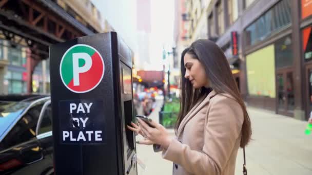 Meisje betaalt voor parkeren op de parkeermeter — Stockvideo
