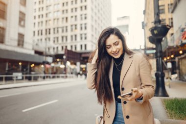 Moda kızı Sping şehrinde yürüyor