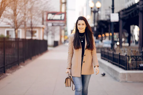 Chica de moda caminando en una ciudad de sping — Foto de Stock