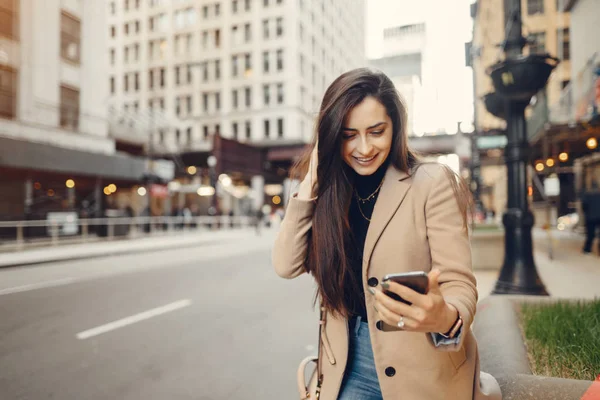 Fashion meisje wandelen in een sping stad — Stockfoto