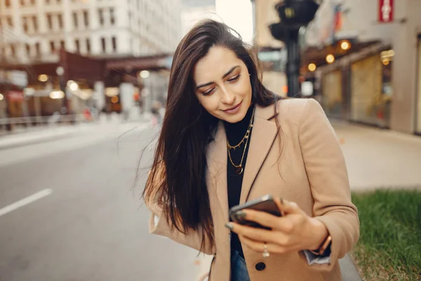 Menina da moda andando em uma cidade de espionagem — Fotografia de Stock