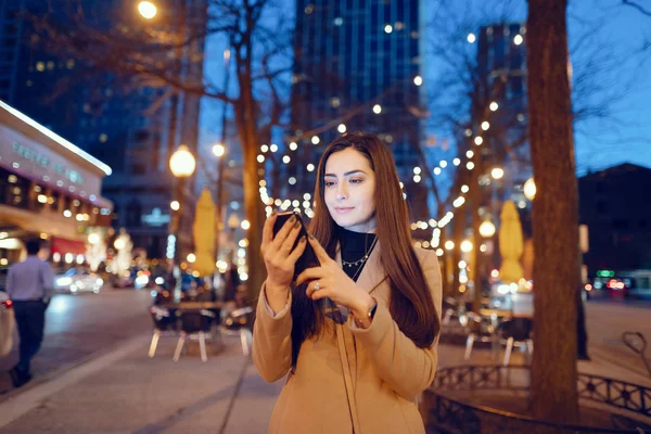 Menina da moda andando em uma cidade à noite — Fotografia de Stock