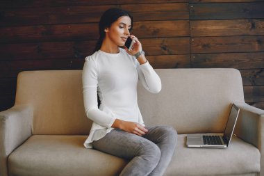 Bir yaz şehrinde zarif iş kadını