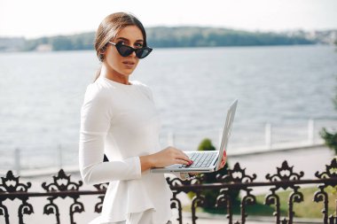 Bir yaz şehrinde zarif iş kadını