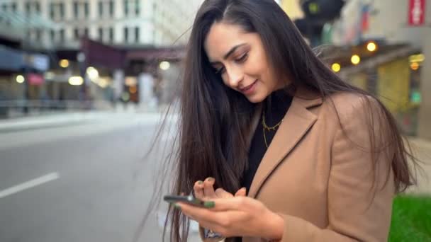 Video de la mujer escribiendo en el teléfono — Vídeo de stock