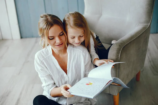 Mor en bok med dotter — Stockfoto