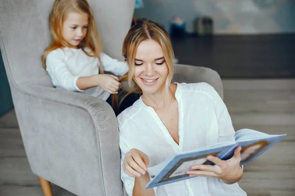 Matka s dcerou čtení knihy — Stock fotografie