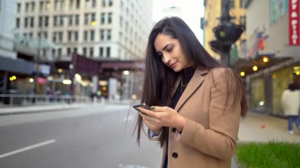 Video van het typen van de vrouw op de telefoon — Stockvideo