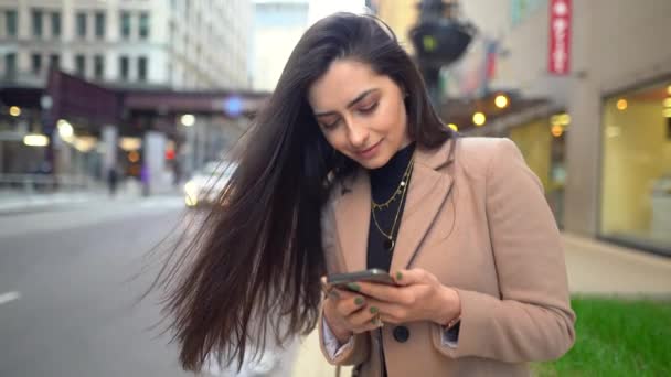 Video de la mujer escribiendo en el teléfono — Vídeos de Stock