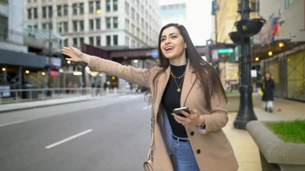 Девушка вызова такси в городе — стоковое видео