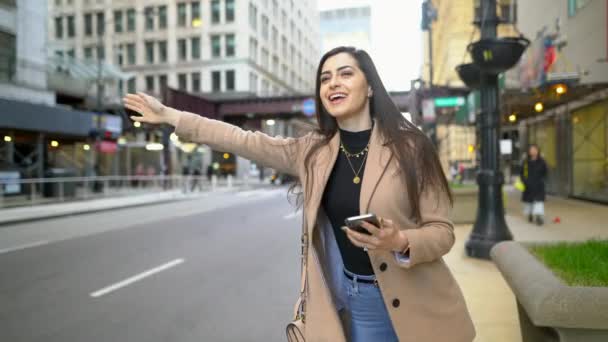 Chica llamando a un taxi en la ciudad — Vídeo de stock