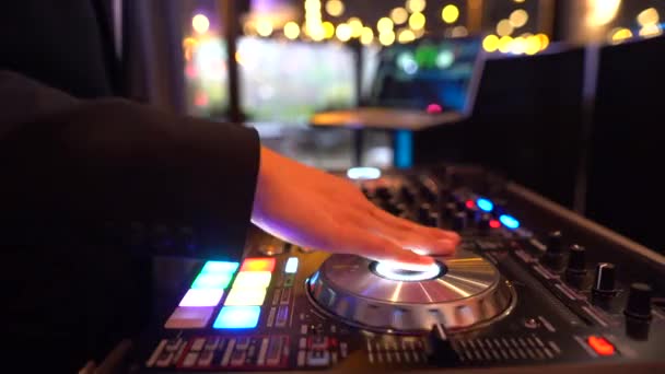 Close-up de DJ mixer — Vídeo de Stock