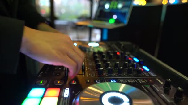 Nahaufnahme von DJ Mixer — Stockvideo