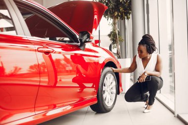 Bir araba salonunda şık siyah kadın