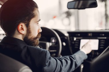 Bir araba salonunda yakışıklı ve zarif bir adam.