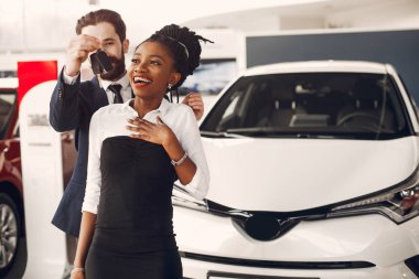 Bir araba salonda zarif Çift