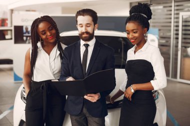 Bir araba salonunda iki şık siyah kadın