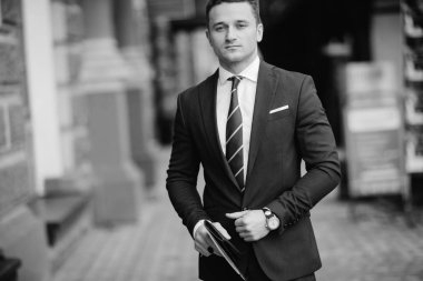 Bir işadamı ile bir takım elbise