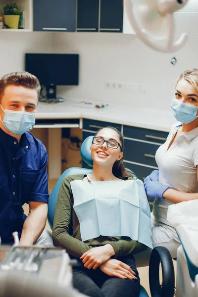 Dentista y paciente — Foto de Stock