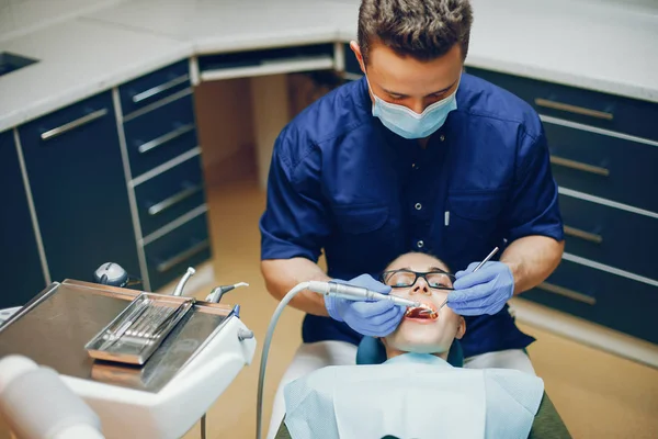 Dentista e paziente — Foto Stock