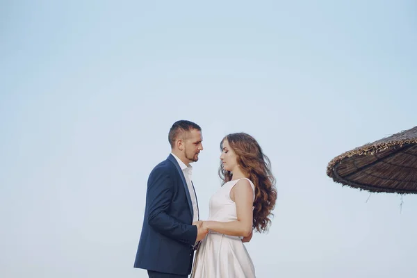 Novios en la naturaleza —  Fotos de Stock