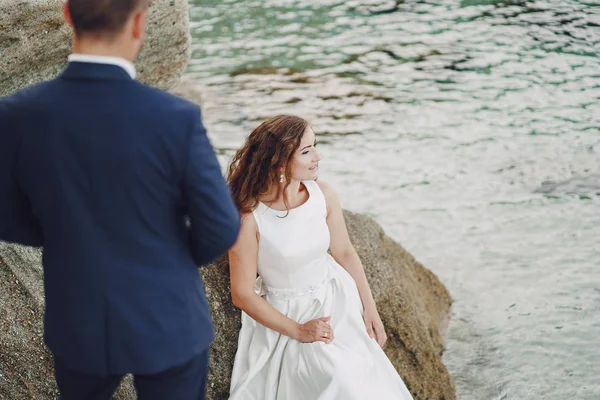 Novios en la naturaleza —  Fotos de Stock