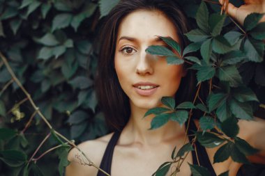 Sevimli kız bir yaz parkında dinlenmek var