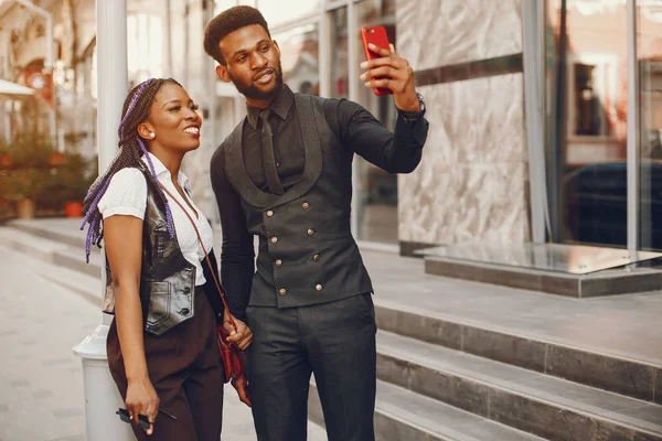 Couple dans une ville — Photo