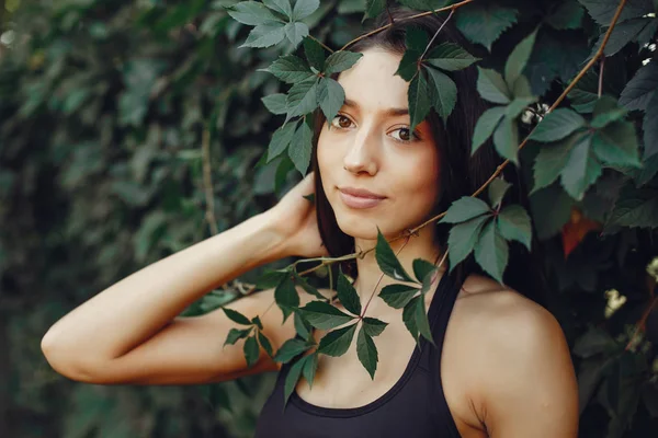 Roztomilá dívka Odpočívej v letním parku — Stock fotografie