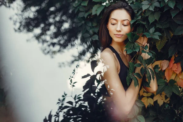 Nettes Mädchen erholt sich in einem Sommerpark — Stockfoto