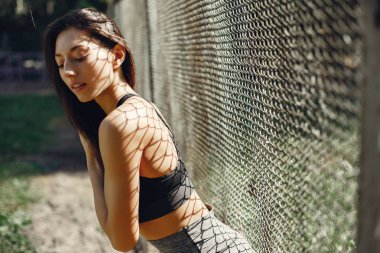 Sevimli kız bir yaz parkında dinlenmek var