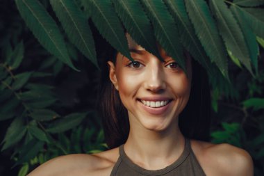 Sevimli kız bir yaz parkında dinlenmek var