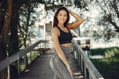 Sevimli kız bir yaz parkında dinlenmek var