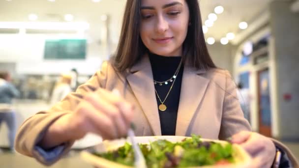 Video de chica comiendo una ensalada — Vídeos de Stock