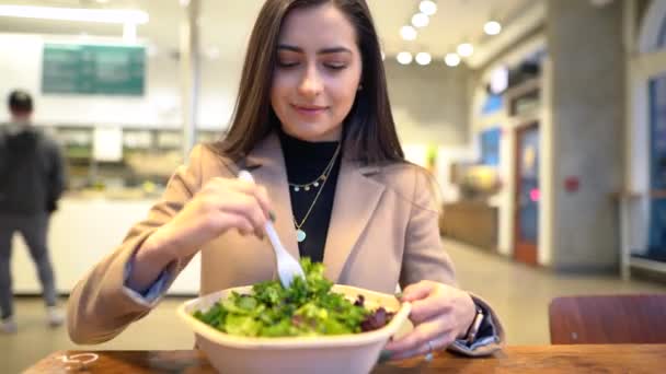 Видео, где девушка ест салат — стоковое видео