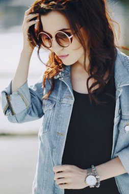 güneş gözlüklü kız