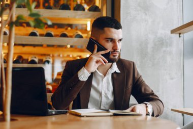 Bir kafede çalışan bir iş adamı.