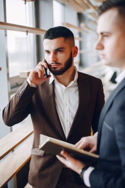 Bir kafede çalışan iki iş adamı