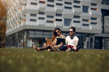 Bir şehirde yakışıklı adam çalışma