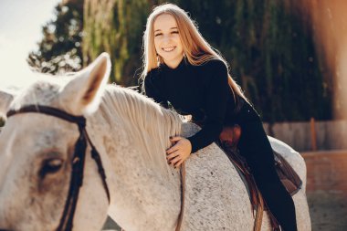 Bir çiftliği bir atı ile elegants kız