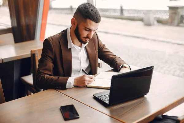 Homme d'affaires travaillant dans un café — Photo