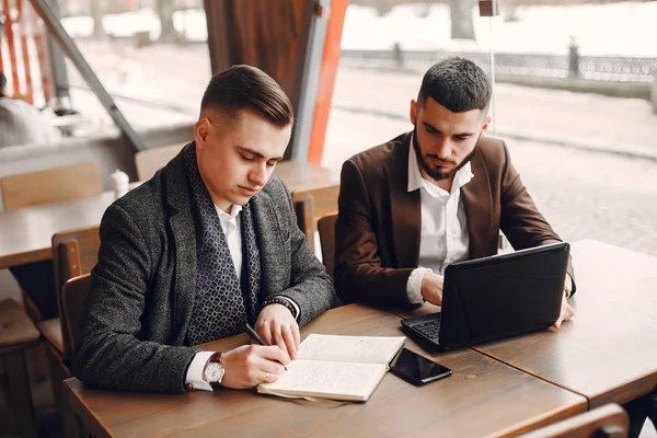 Deux hommes d'affaires travaillant dans un café — Photo